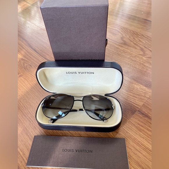 Louis Vuitton Viola Pilot Sunglasses - Picture 2 of 16